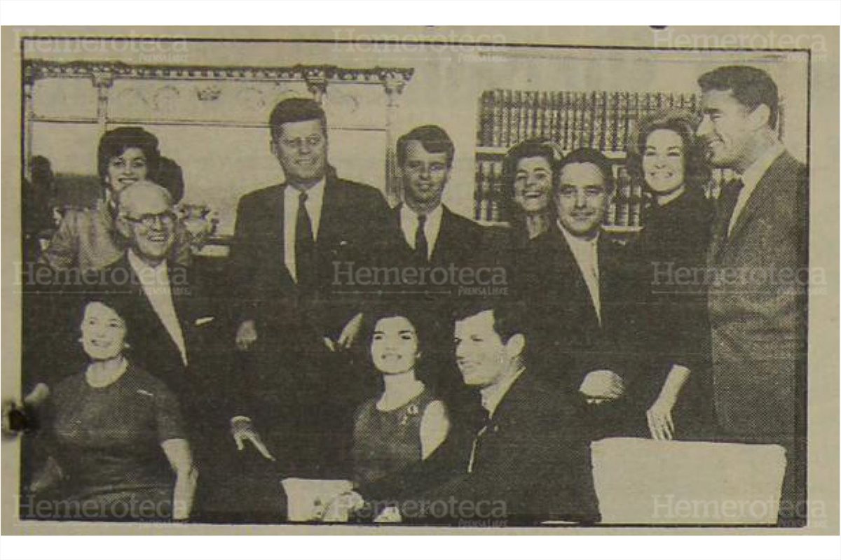 El clan Kennedy. John aparece con las manos entre las bolsas del saco. (Foto: Hemeroteca PL)