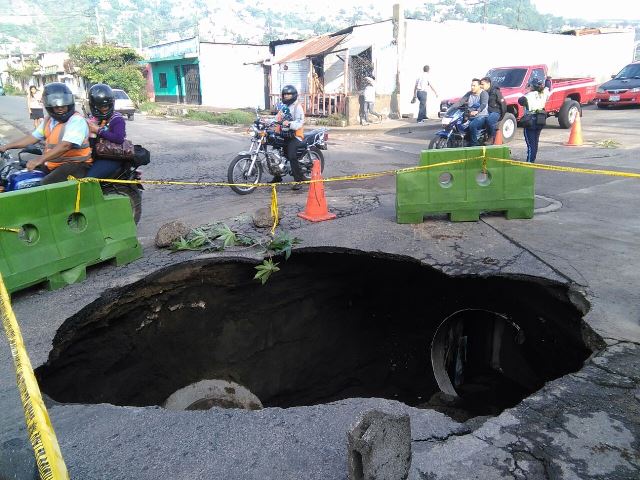 El colapso de drenajes en la 16 avenida y 4a calle de la zona 4 de Villa Nueva, originó un hundimiento. (Foto Prensa Libre: Estuardo Paredes)
