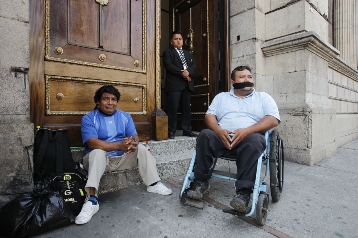 David Santai y Ramón Maldonado llevan dos días frente al Congreso en espera de ser escuchados por algún diputado (Foto Prensa Libre: Paulo Raquek.