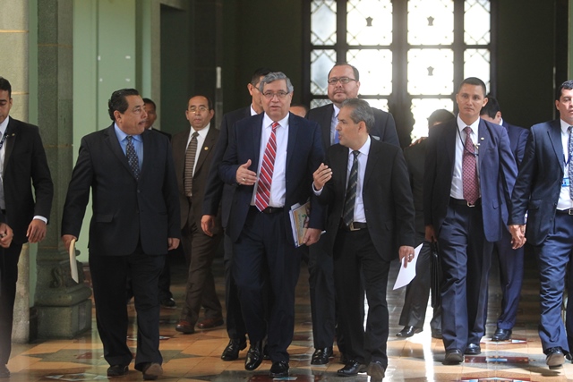 El vicepresidente, Jafeth Cabrera, camina en el Palacio Nacional junto a otros funcionarios. (Foto Prensa Libre: Hemeroteca PL)