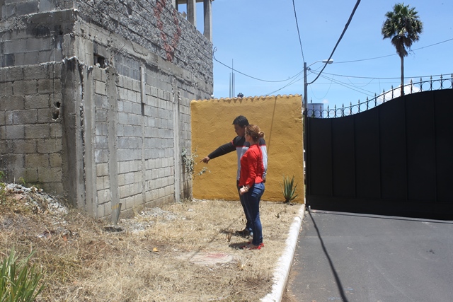 Isabel Parada, acompañada de Eliú Ruiz, es una de las afectadas. Frente a su propiedad fue levantada una pared de la residencial 21 Avenida, Pinares, San Cristóbal, zona 8 de Mixco. (Foto Prensa Libre: Oscar Felipe Q.)