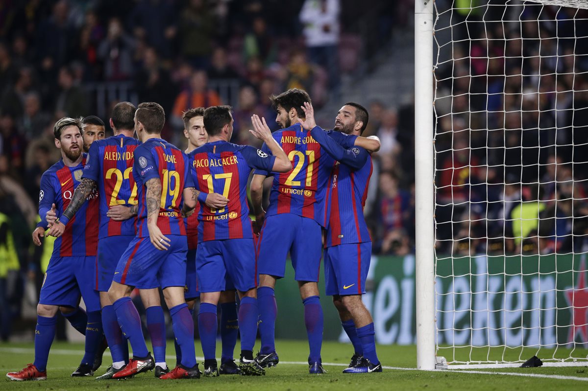 El Barcelona es uno de los 16 equipos clasificados para los octavos de final de la Champions. (Foto Prensa Libre: AP).
