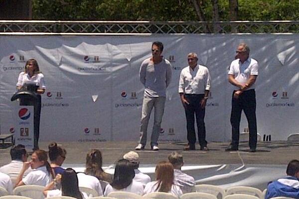Ricardo Arjona junto al presidente Pérez Molina durante el acto oficial. (Foto Prensa Libre: Carlos Álvarez)