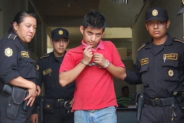 Fuentes Rodas, acusado de violación, es trasladado al juzgado correspondientes (Foto Prensa Libre: A. Coyoy)<br _mce_bogus="1"/>