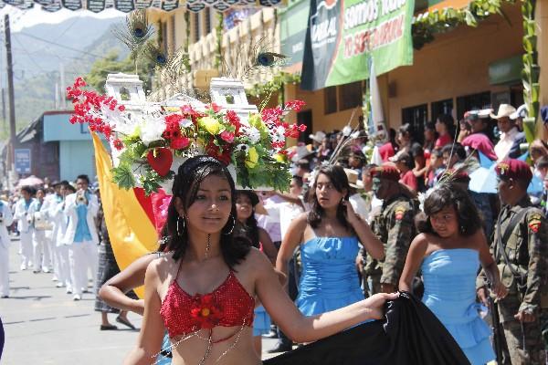 Estudiantes participan en el desfile inaugural de la feria  en  San Miguel Chicaj.