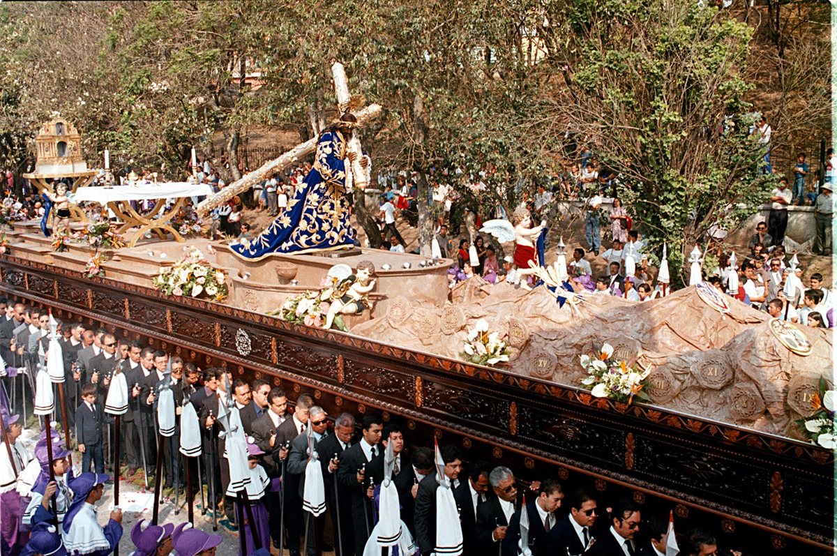 Asturias dedicó poemas a la imagen de Jesús de Candelaria, en la foto, en su procesión de 2001. (Foto Prensa Libre: Óscar Rivas)