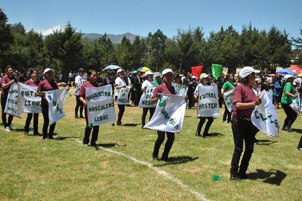 Maestras que participan en los Juegos Magisteriales presentan una coreografía en el campo de futbol de San Lorenzo. (Foto Prensa Libre: Aroldo Marroquín) <br _mce_bogus="1"/>