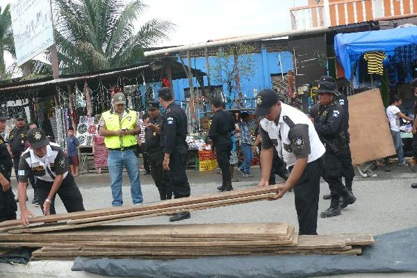 autoridades desarman   ventas instaladas   en Puerto Barrios.