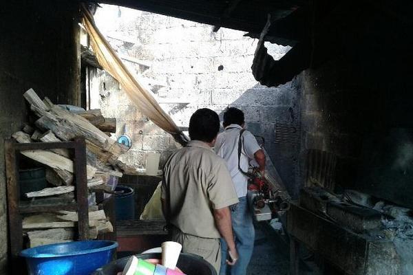 Personal de Vectores fumiga en una vivienda. (Foto Prensa Libre: Alexánder Coyoy)