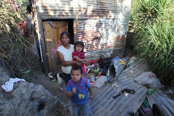 Bertha sisimit y sus hijos manifiestan que deberán volver a su precaria vivienda que fue destruida por la lluvia en octubre,  en San Juan de Dios, zona 6.