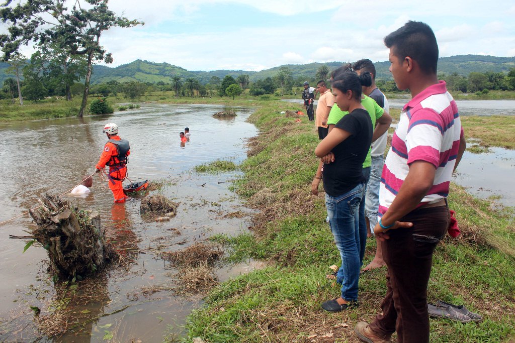 Socorristas buscan a le menor que desapareció en el río San Francisco, en Morales, Izabal. (Foto Prensa Libre: Edwin Perdomo)
