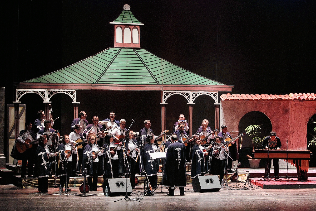 La Estudiantina Monteflor, presentó el concierto “Entre capas, copas y coplas”, en el teatro Efraín Recinos en la culminación del Festival de Junio 2015. Foto Prensa Libre: Edwin Castro