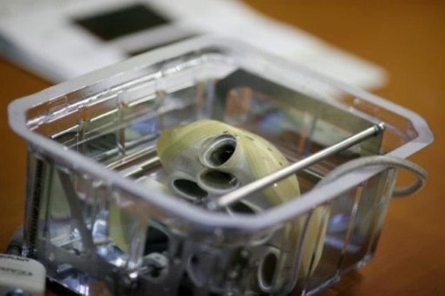 Corazón artificial fabricado por la empresa Carmat. (Foto Prensa Libre: AFP)