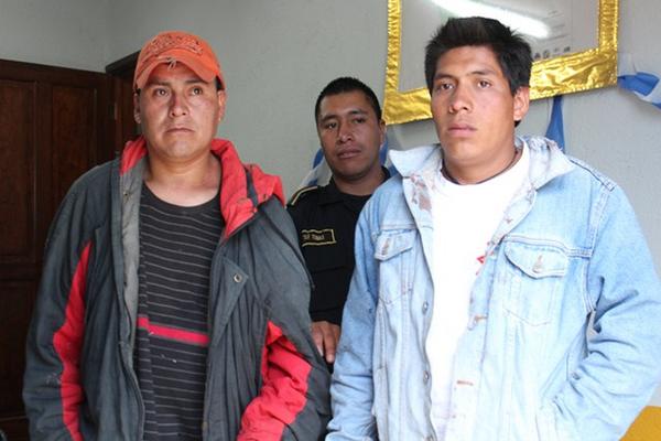 Dos presuntos extorsionadores fueron detenidos por pobladores de San Andrés Xecujuyup, en Totonicapán. (Foto Prensa Libre: Edgar Domínguez)<br _mce_bogus="1"/>