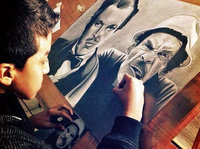 Alejandro Requena, en Jalapa, trabaja en un dibujo a lápiz, en el cual retrata a Don Ramón. (Foto Prensa Libre: Cortesía)