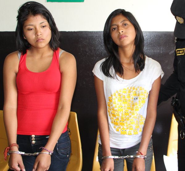 Brenda Leticia Patzán Toj y Ana Lucia Bacajol Hernández, son señaladas de cobrar extorsiones en Mixco. (FotoPrensa Libre: PNC)