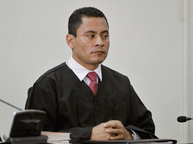 Debido a presiones de la magistrada Blanca Stalling, el juez Carlos Ruano Pineda se excusó de conocer un juicio.