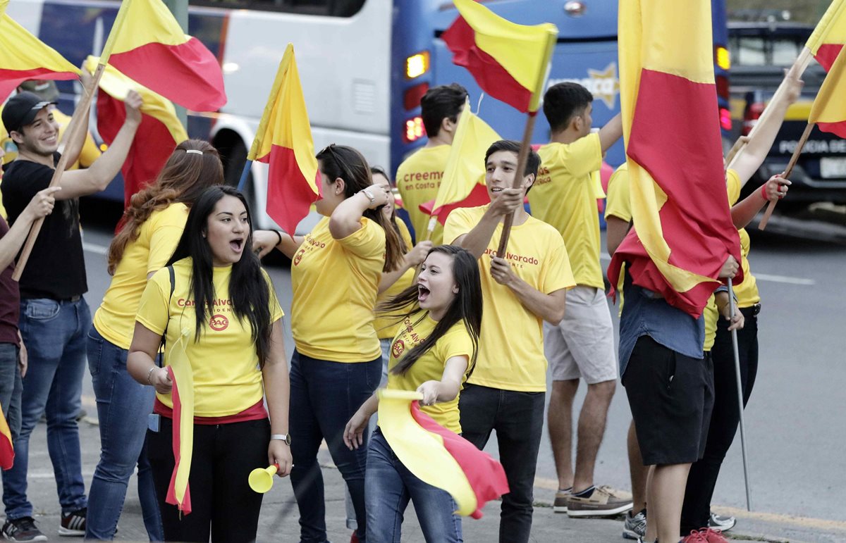 Simpatizantes del candidato Carlos Alvarado, del Partido Acción Ciudadana, ondean sus banderas al cierre este sábado de la campaña. (Foto Prensa Libre: EFE)