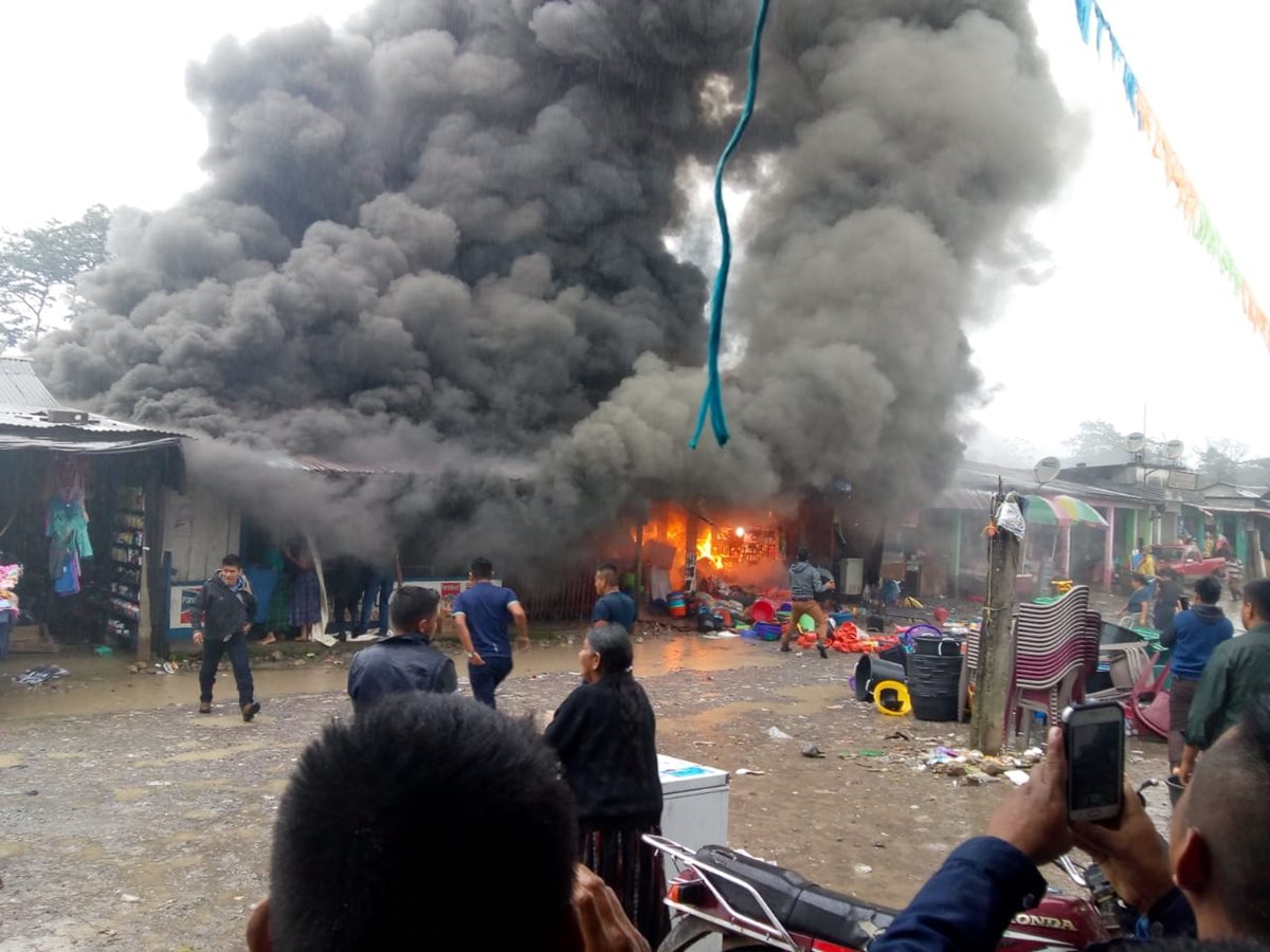 Vecinos y comerciantes tratan de apagar el incendio  en el mercado de Lancetillo, Uspantan, Quiché, (Foto: Yésica Tol).