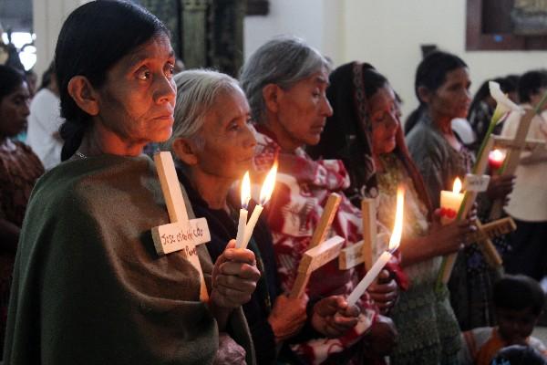 Familiares de víctimas del conflicto armado interno participan en misa por los desaparecidos, en Cobán, Alta Verapaz.