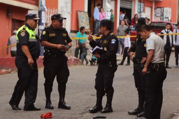 Agentes de la PNC inspeccionan el lugar donde murió Mario Leonel de León Maldonado, en la cabecera de San Marcos. (Foto Prensa Libre: Aroldo Marroquín)