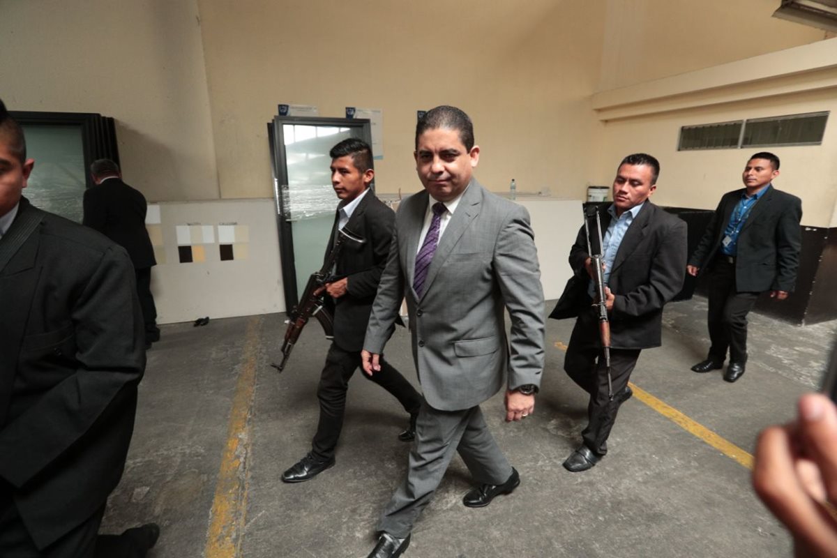 Juan Carlos Monzón empezó sus declaraciones asegurando que existían documentos que respaldaban su testimonio. (Foto Prensa Libre: Carlos Hernández)