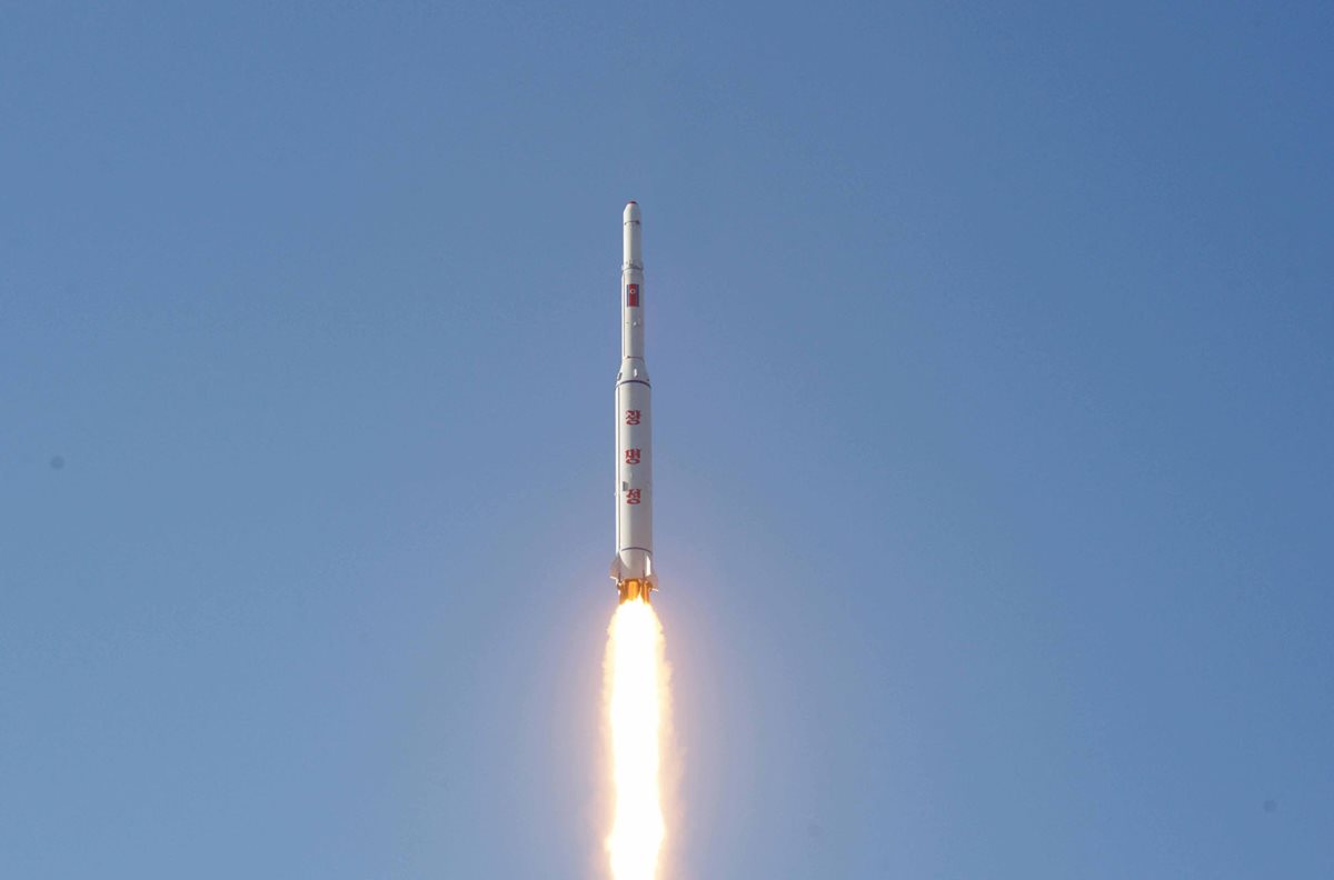Corea del Norte divulgó imágenes del lanzamiento del cohete. (Foto Prensa Libre: AFP).