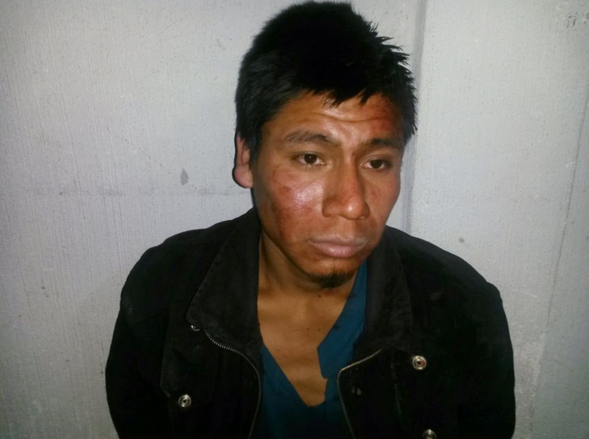 Catarino Julaj Lol, de 24 años, es señalado de haber asaltado a dos mujeres con una pistola de aire. (Foto Prensa Libre: Óscar Figueroa)