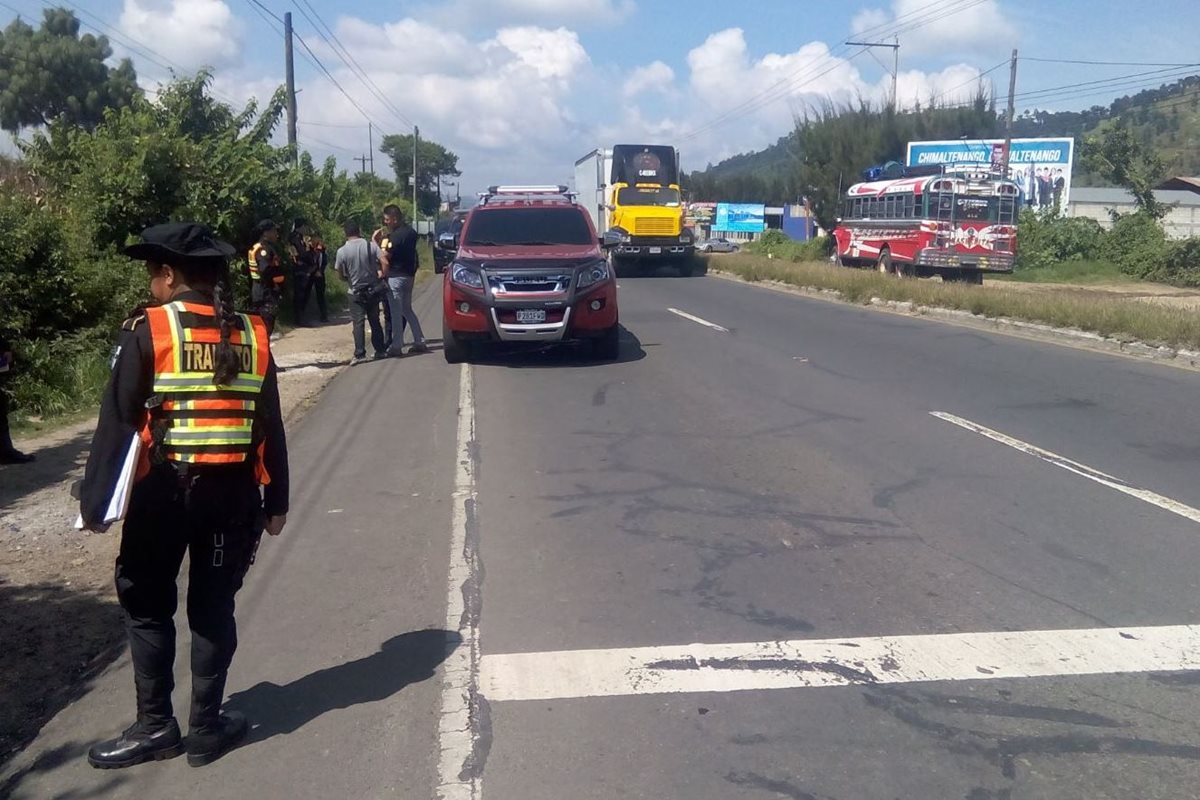 El picop donde viajaban los cuatro sujetos es revisado por agentes de la PNC en Sumpango, Sacatepéquez. (Foto Prensa Libre: Víctor Chamalé)