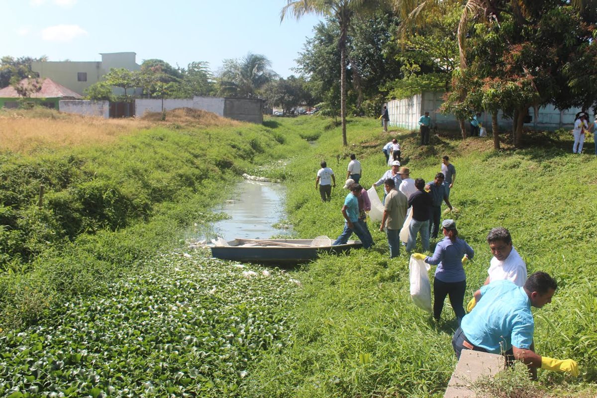Jueces participan en limpieza de riachuelos en San Luis y Melchor de Mencos, Petén. (Foto Prensa Libre: Rigoberto Escobar)
