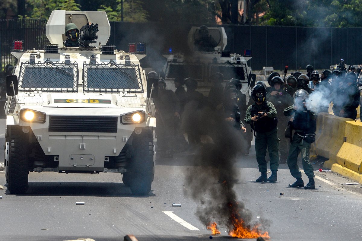 Fuerzas policiales tratan de someter a manifestantes. (Foto Prensa Libre: AFP)