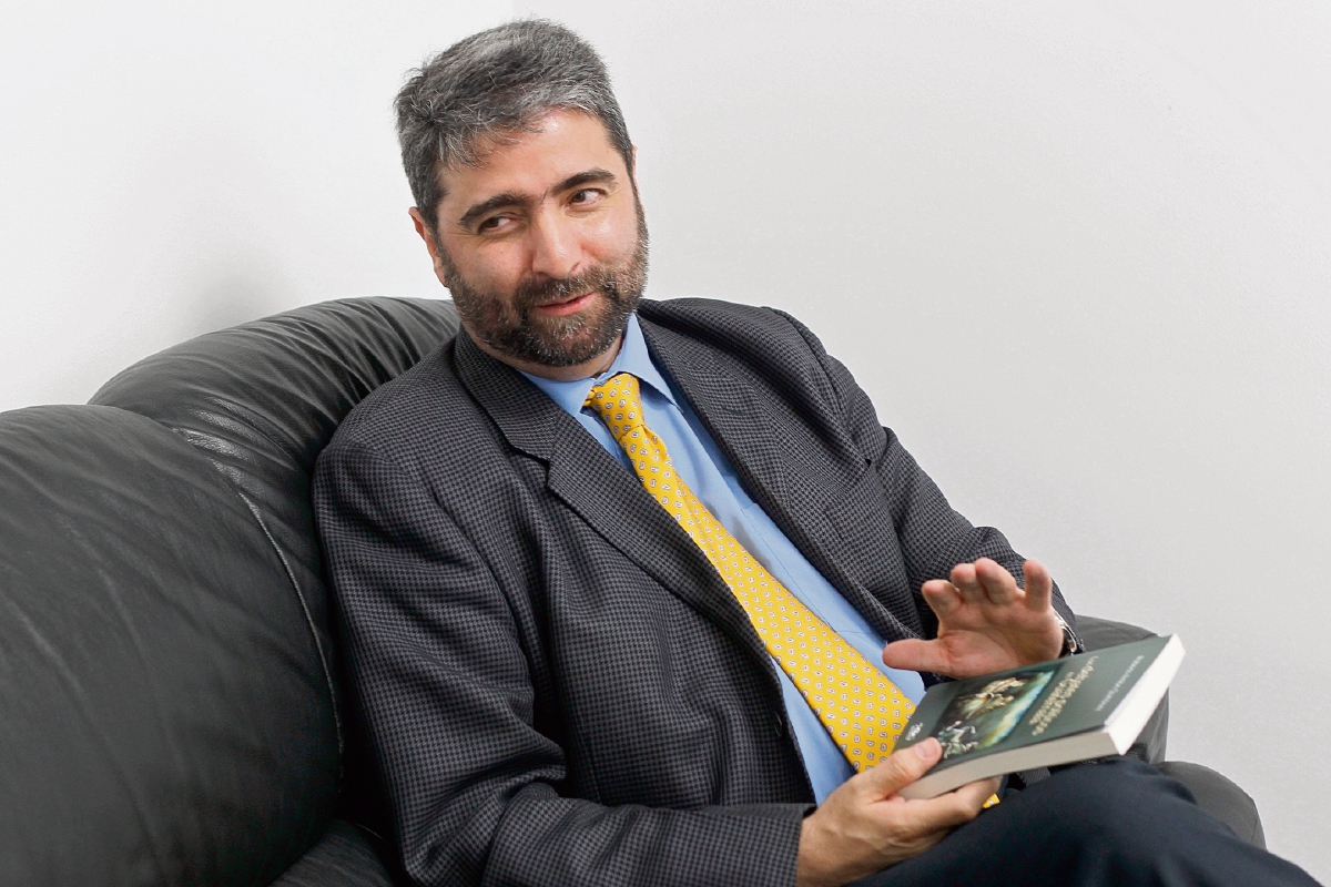 Roberto Ardón Quiñónez explica detalles de su publicación. (Foto Prensa Libre: Óscar Rivas)