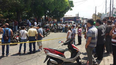 Los comunicadores fueron atacados en el parque de Mazatenango, Suchitepéquez. (Foto Prensa Libre)