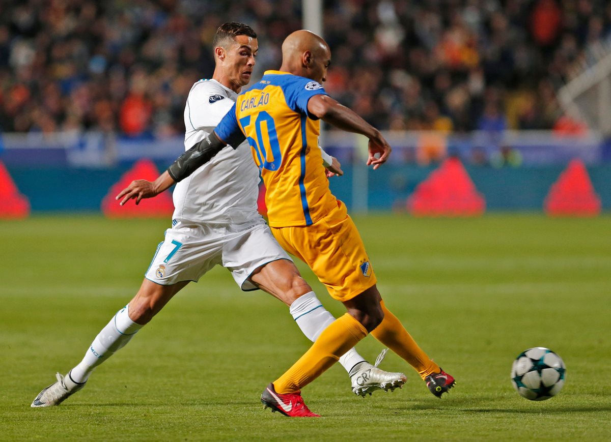 Carlos Carlao cubre la pelota del portugués Cristiano Ronaldo.