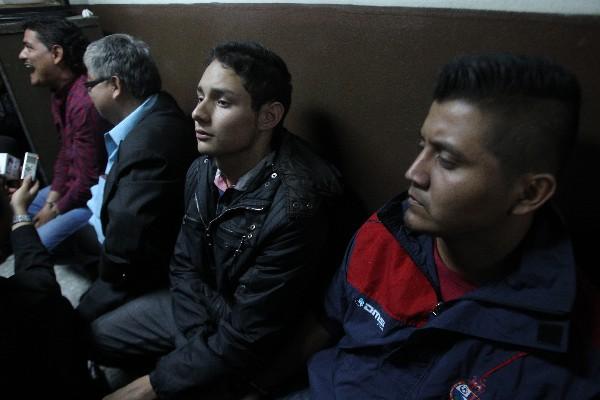 Welter Renato Carrera, de 19 años, y Jans Francisco Robles, 25, quienes según Gobernación fueron ubicados en la escena del crimen. (Foto Prensa Libre: Paulo Raquec)