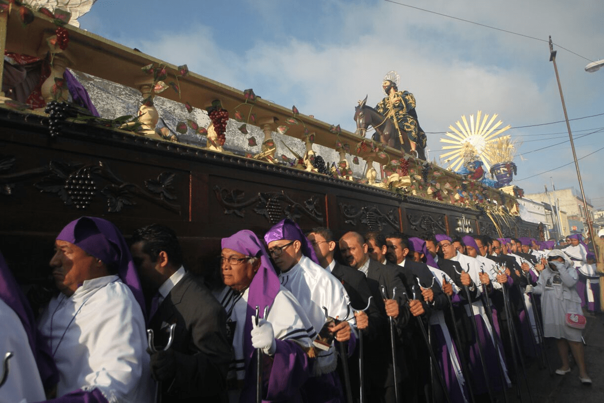 Fieles llevan e hombros la imagen de Jesús de Las Palmas que sale en procesión cada Domingo de Ramos. (Foto Prensa Libre: Érick Ávila)