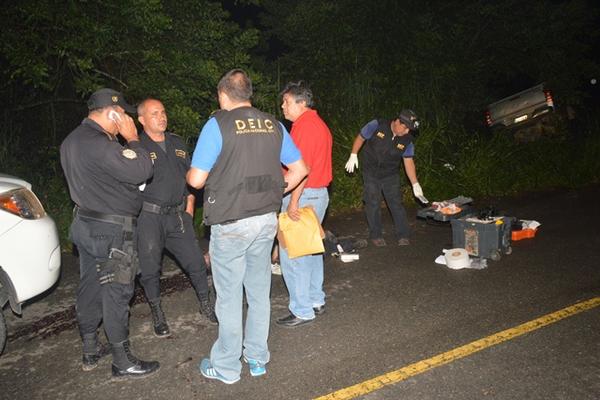 Autoridades trabajan en el lugar del ataque donde murieron baleados dos hombres en Gualán, Zacapa. (Foto Prensa Libre: Julio Vargas). <br _mce_bogus="1"/>