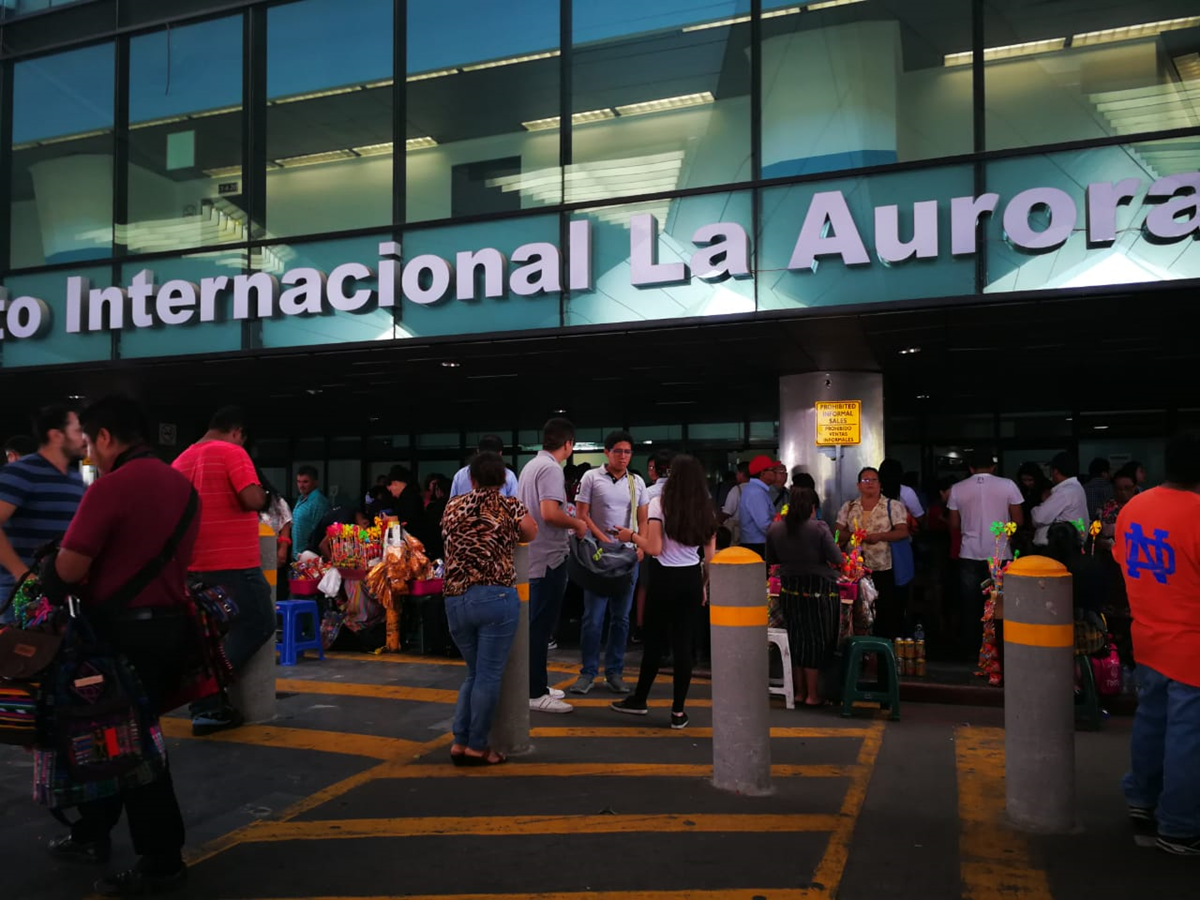 El retiro de ventas y bolardos es una de la acciones que se contemplan para mejorar al Aeropuerto La Aurora. (Foto Prensa Libre: Sergio Morales)