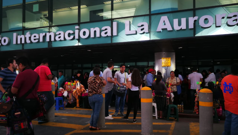 El retiro de ventas y bolardos es una de la acciones que se contemplan para mejorar al Aeropuerto La Aurora. (Foto Prensa Libre: Sergio Morales)
