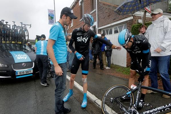 El británico Christopher Froome del equipo Sky no continuará en el Tour debido a una caída. (Foto Prensa Libre: AP)