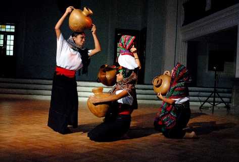 Un grupo  de 24 bailarines recrean la riqueza de las tradiciones de Guatemala con música y trajes   llenos de colorido, para captar la atención de las nuevas generaciones.