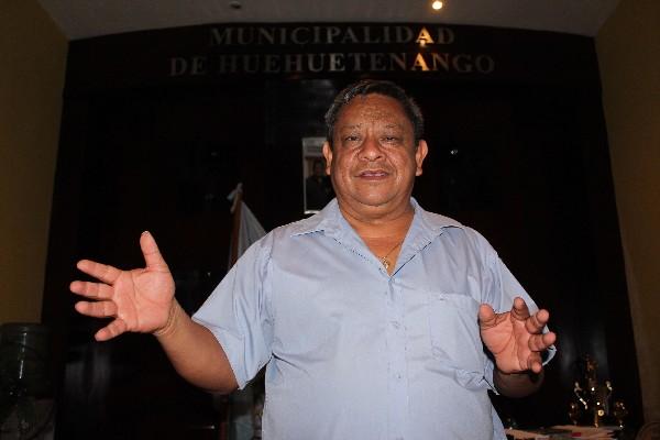 En su despacho, el jefe edil Augusto Gómez informó acerca de lo que realizado en los siete meses de su administración, en la cabecera de Huehuetenango.