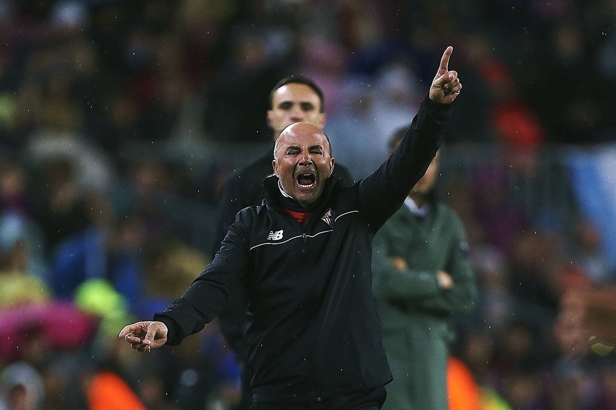 El técnico argentino del Sevilla, Jorge Sampaoli, durante el partido que perdieron contra el FC Barcelona en el Camp Nou. (Foto Prensa Libre: EFE)