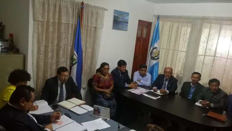 Director departamental de educación se reunió con supervisores para cuestionarlos sobre el hecho. (Foto Prensa Libre: Fred Rivera)