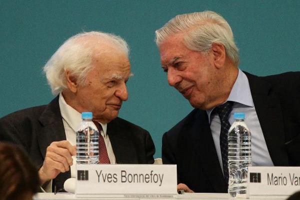  El poeta francés Yves Bonnefoy (izq.) habla con el premio Nobel de Literatura, el peruano Mario Vargas Llosa, luego de recibir el premio Premio FIL de Literatura en Lenguas Romances 2013 (FOTO PRENSA LIBRE: EFE).