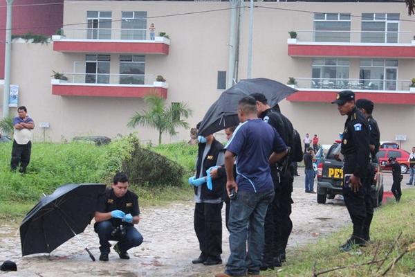 Investigadores trabajan en el lugar donde fue encontrado el cadáver de Víctor Verón Hernández, en Santa Elena, Flores. (Foto Prensa Libre: Rigoberto Escobar)