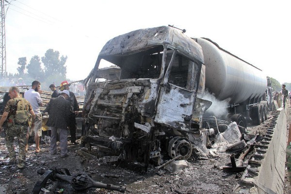 Fuerzas de seguridad investiga restos de vehículos quemados en Tartus, Siria.(Foto Prensa Libre:AP).
