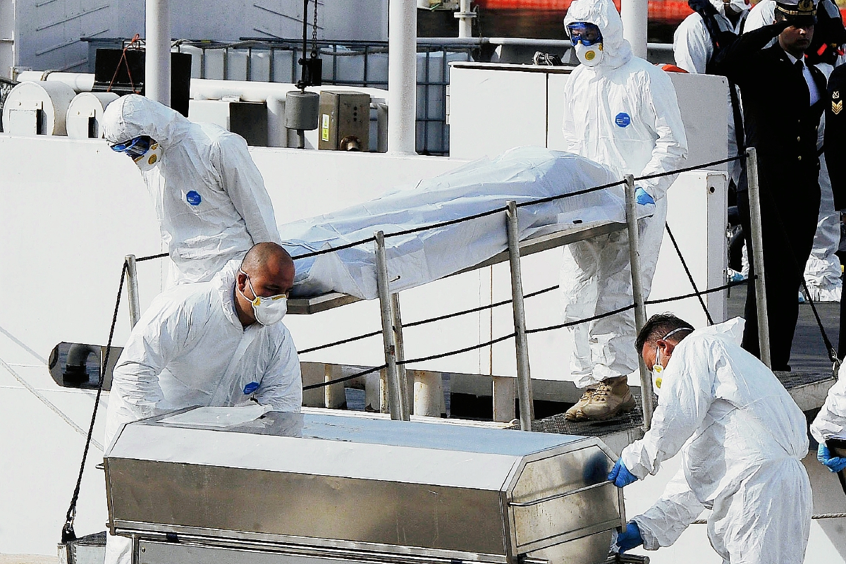 El domingo último rescataron 24 cadáveres de otro naufragio en el Mediterráneo. (Foto Prensa Libre: AP).