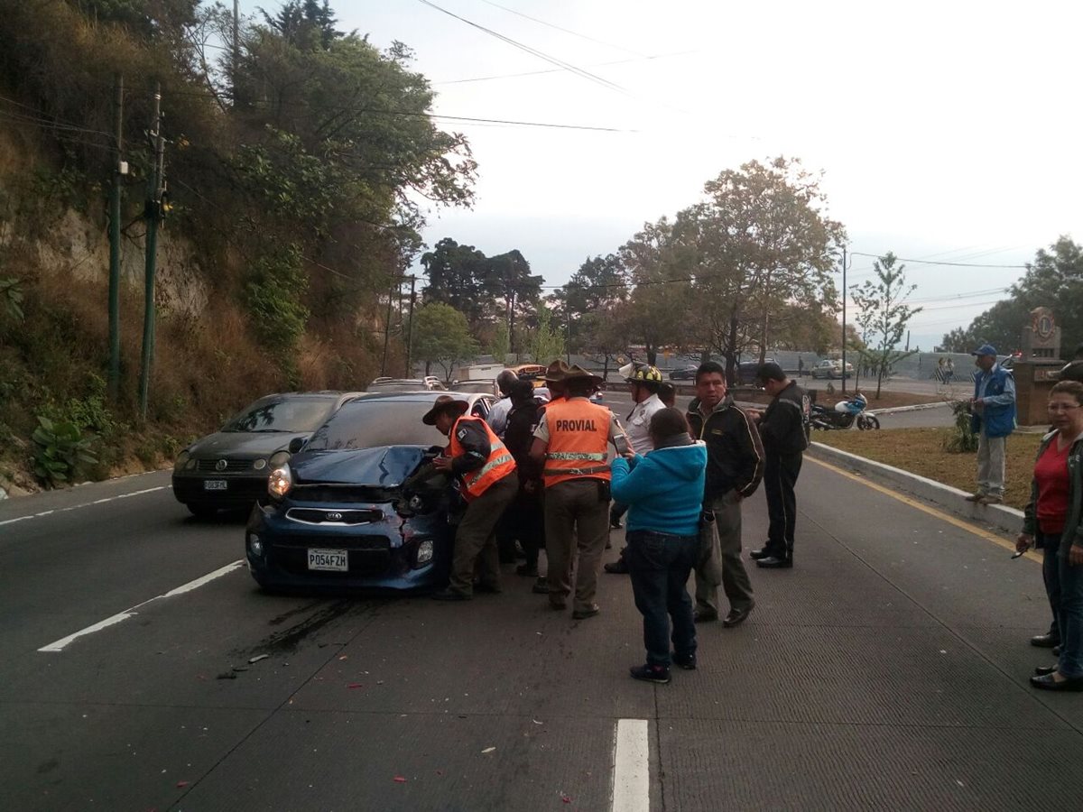 El segundo accidente se registró en el km 21 en el carril hacia occidente. (Foto Prensa Libre: Comuna de Mixco).