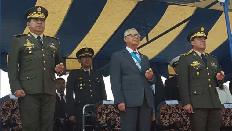El presidente Alejandro Maldonado Aguirre asistió a la graduación de cadetes. (Foto Prensa Libre: Esbin García)